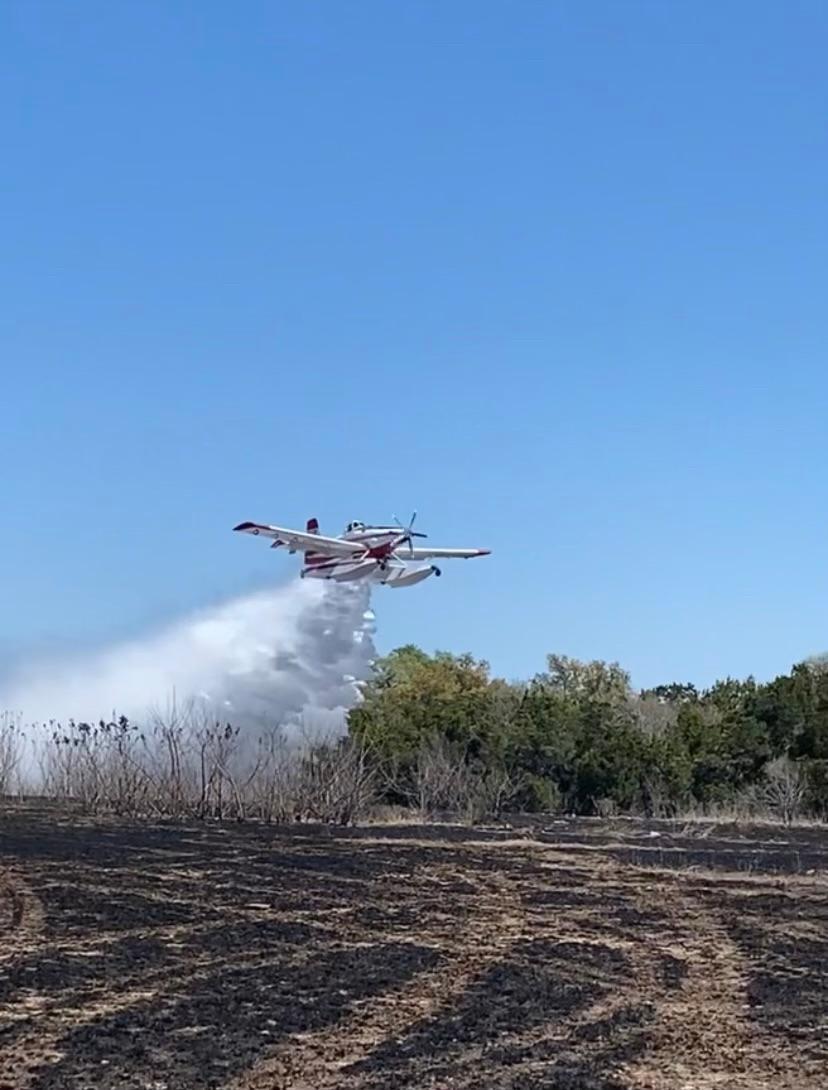 Fire boss aircraft dropping water on the fire