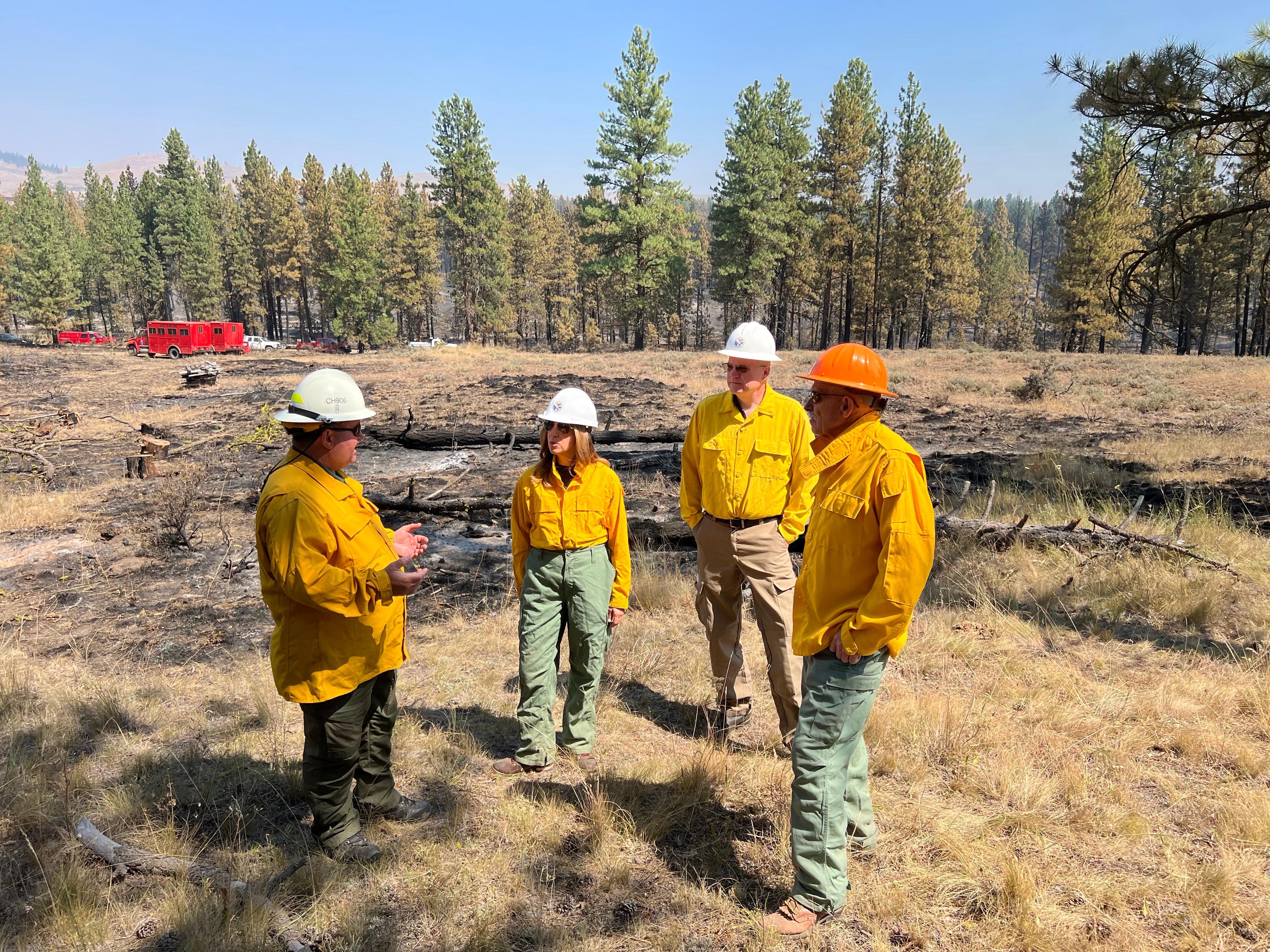 Deputy IC Schindelar briefs Hilary Franz, Washington State Commissioner of Public Lands on visit to Cow Canyon Fire 8/6