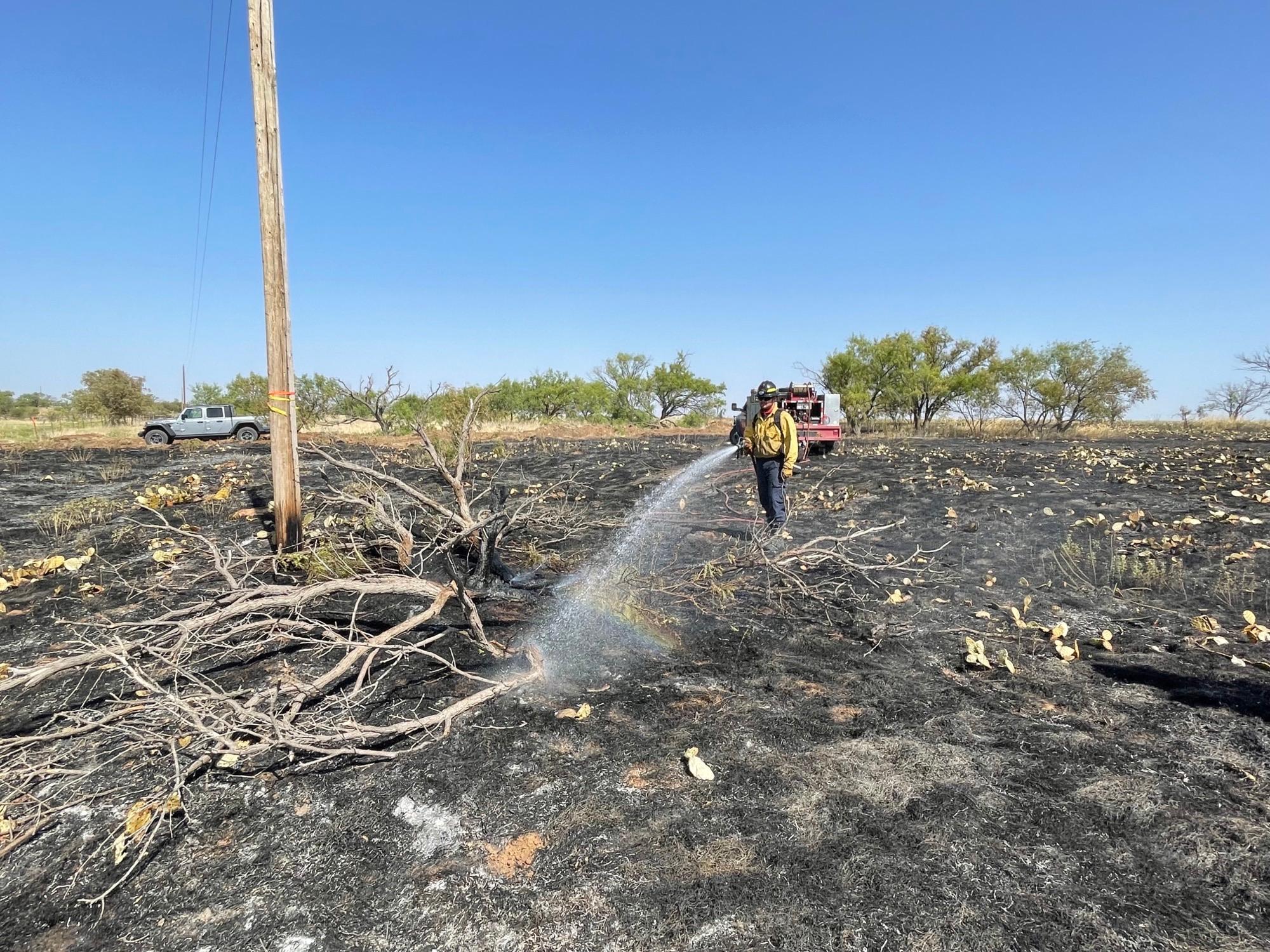 Engine crews mop up hot spots to improve containment line and mitigate risk.