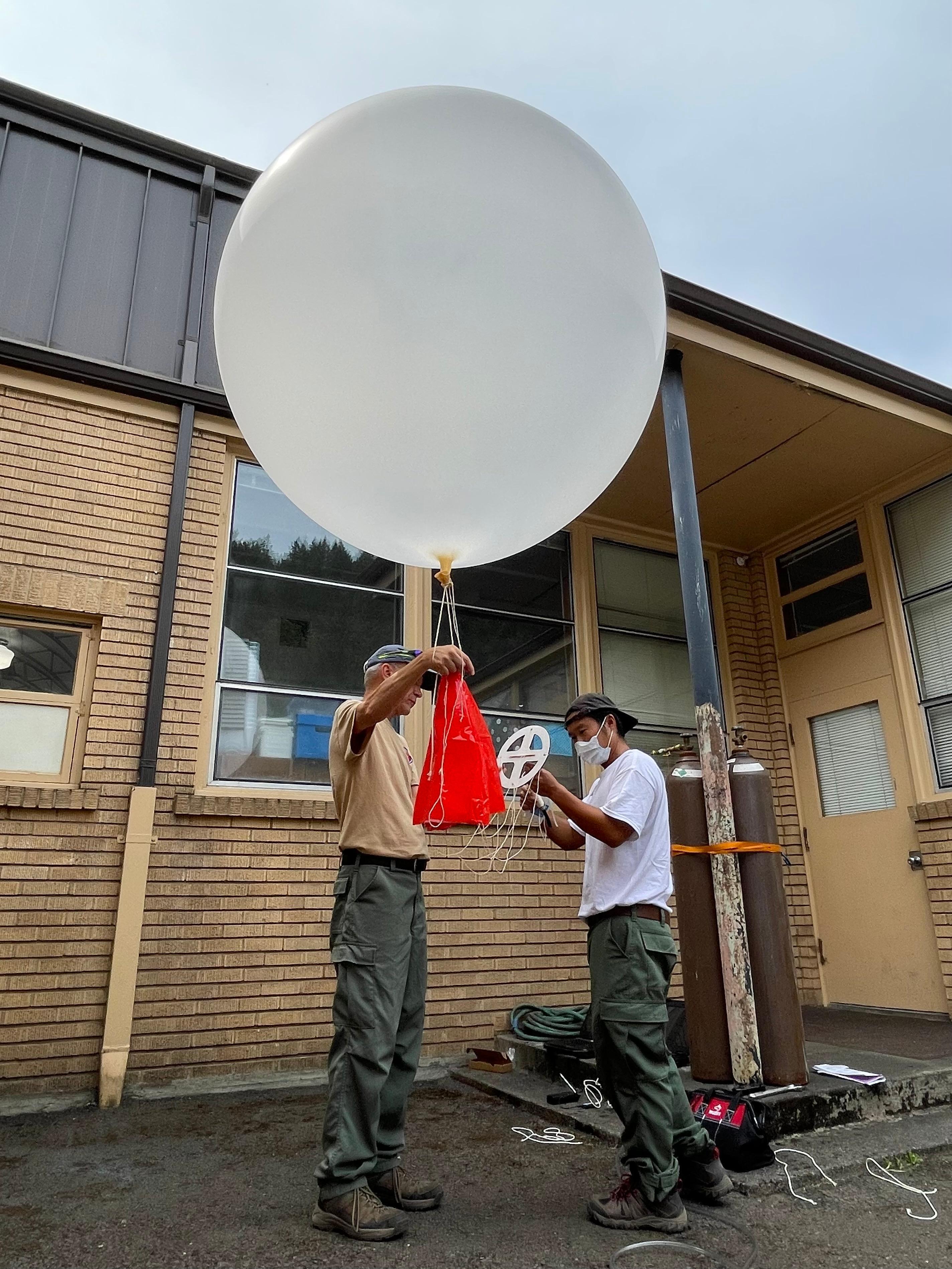 Incident Meteorologists like Genki Kino launch weather balloons on the Cedar Creek Fire to collect site-specific data that may be difficult to get. The instrument is tracked by a radio receiver and transmits data that includes temperature.