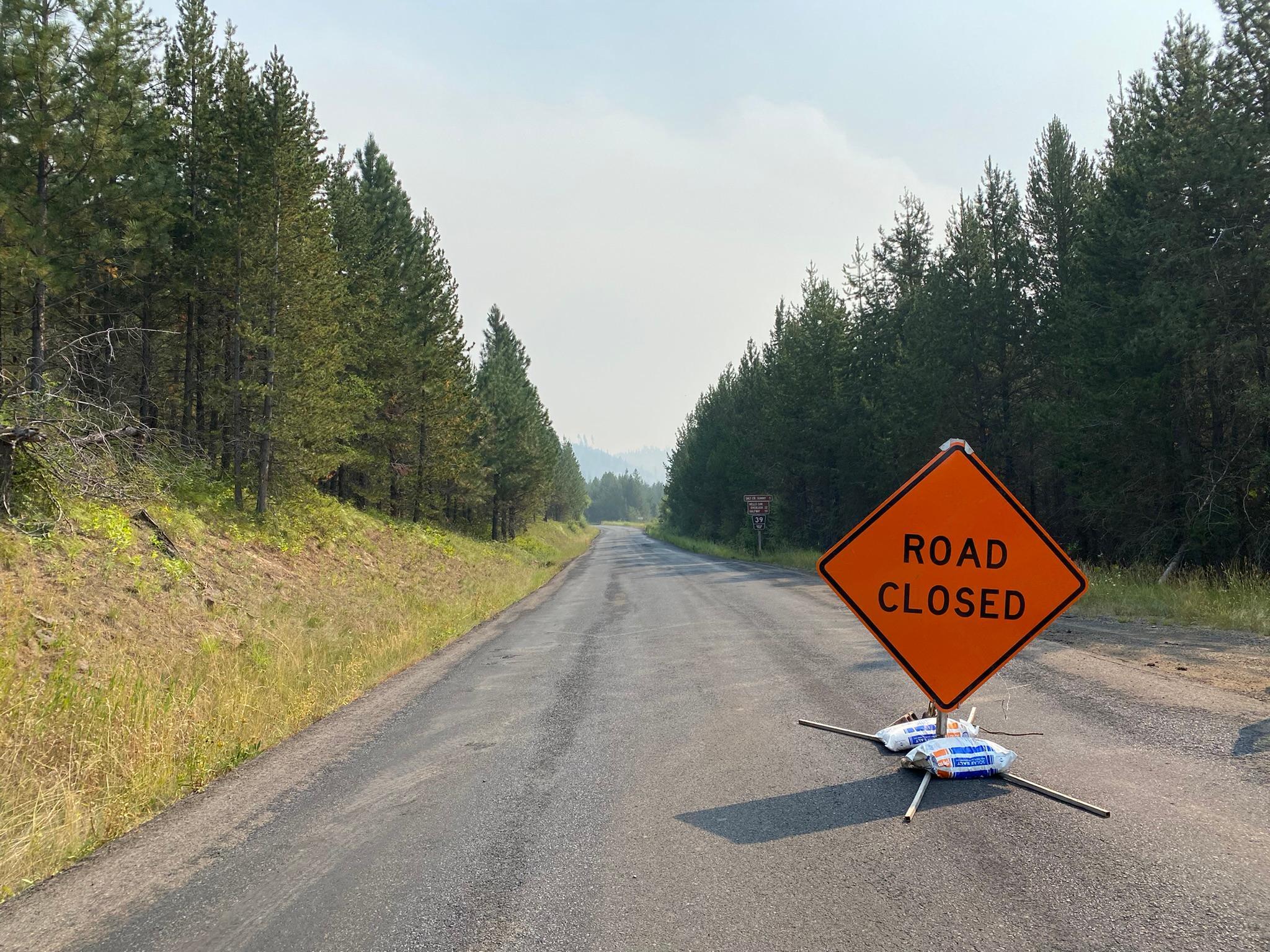 Road Closure at FSR 39 09/05/2022. Photo by Pacific Northwest 2 IMT.