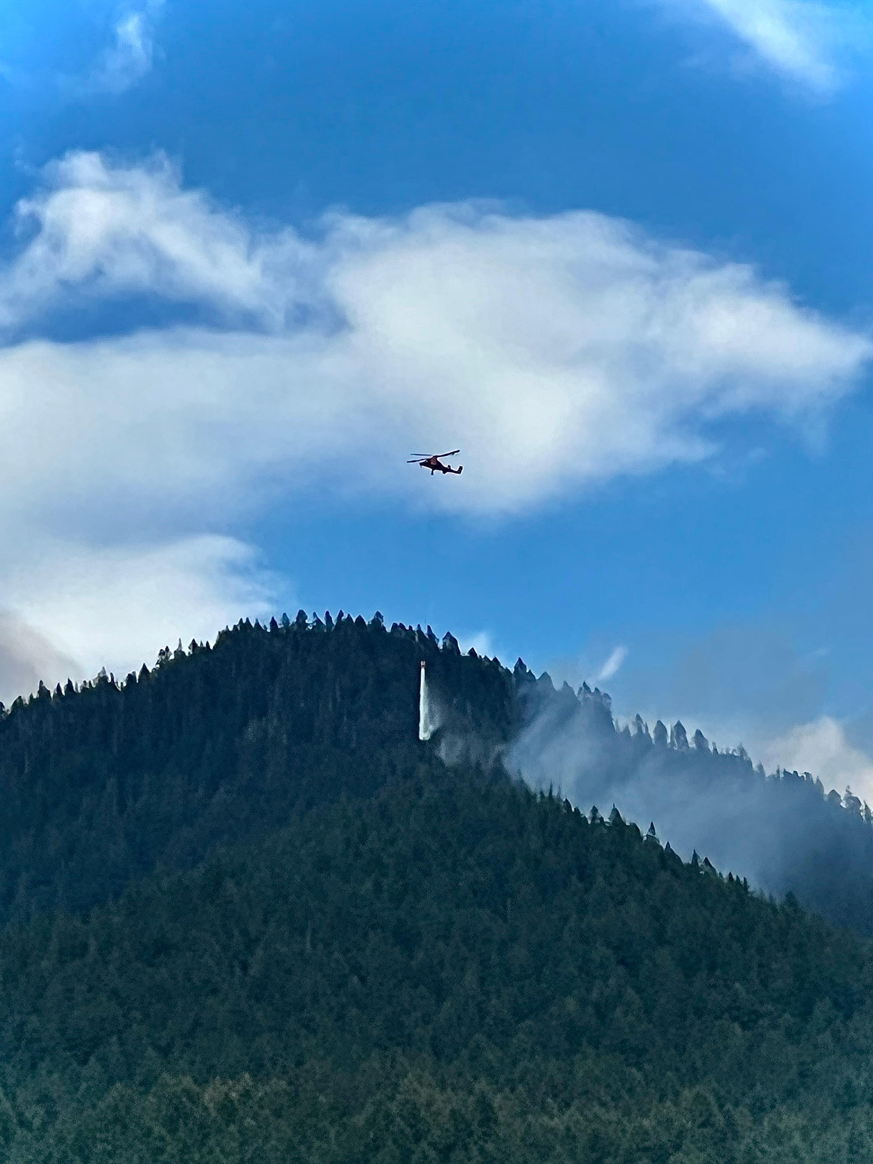 K MAX helicopter bucket work on Suiattle River Fire