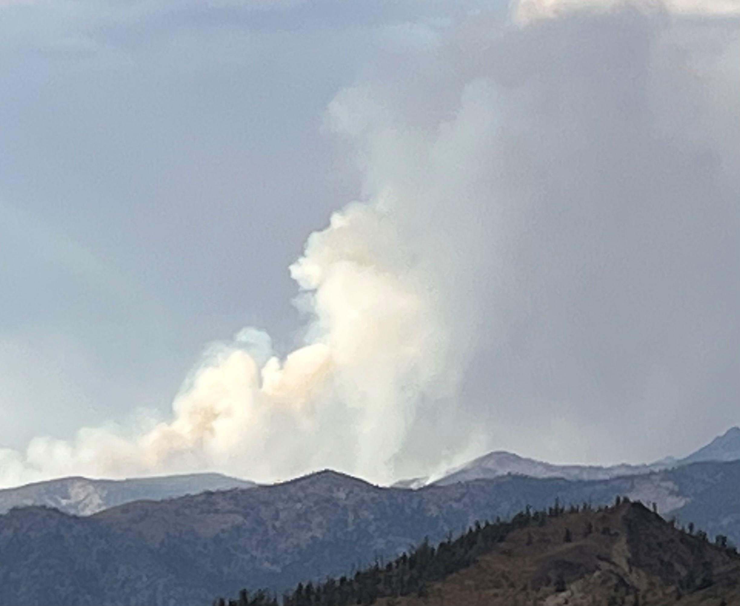 Wolf Fang Fire from Middle Fork Peak LO Sept 7