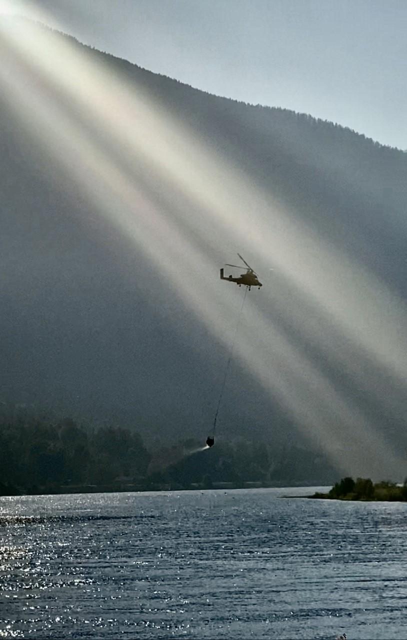 K-MAX Helicopter dipping water from the Cabinet Gorge Reservoir on 9.6.2022