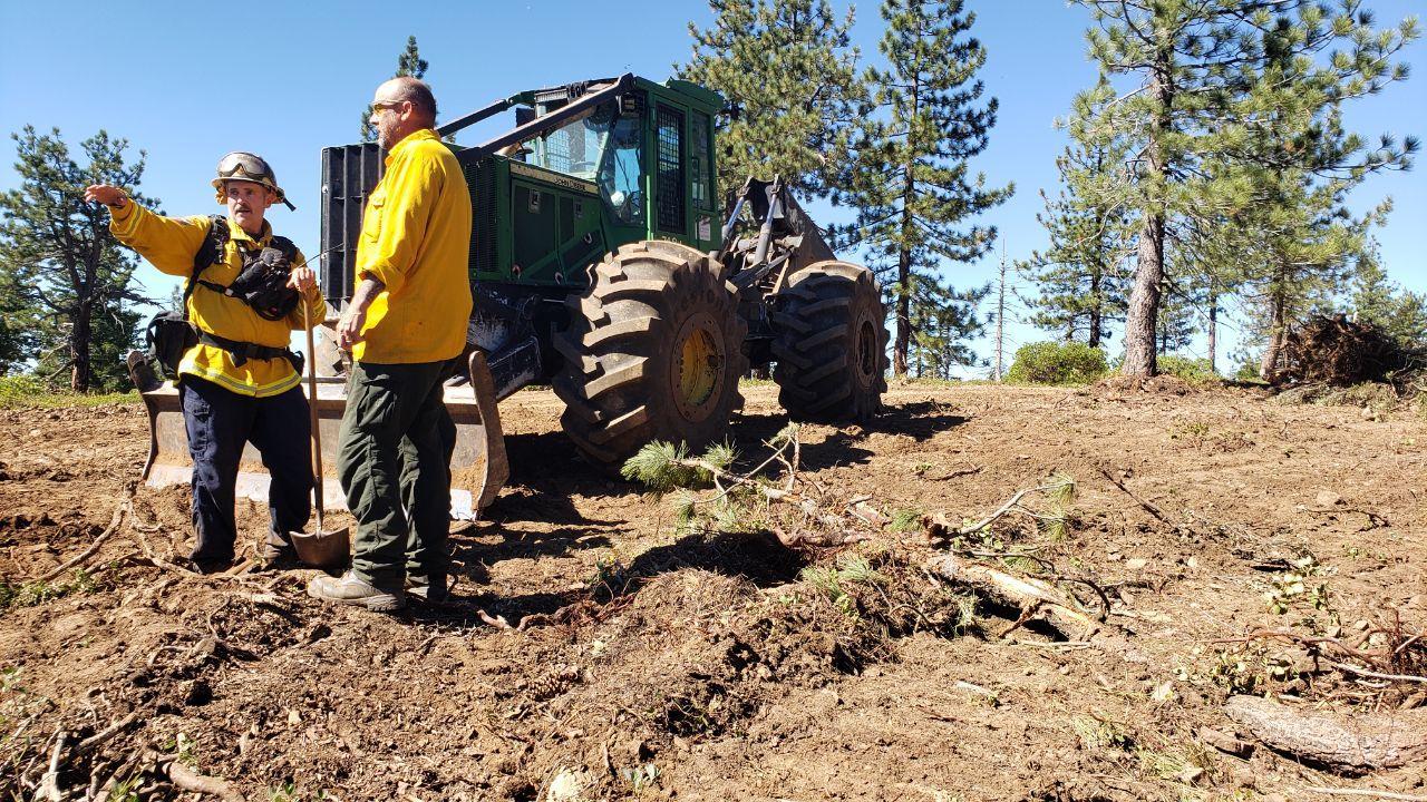 9/25 Mosquito Fire. Strategic contingency line south of Yuba / I-80. Repair group 4, DIVS Tim Collins discusses ops with skidder operator Louis Moosios.