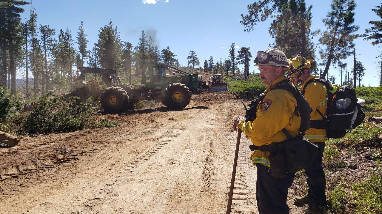 9/25 Mosquito Fire. Strategic contingency line south of Yuba / I-80. Repair group 4, DIVS Tim Collins discusses ops with skidder operator Louis Moosios.