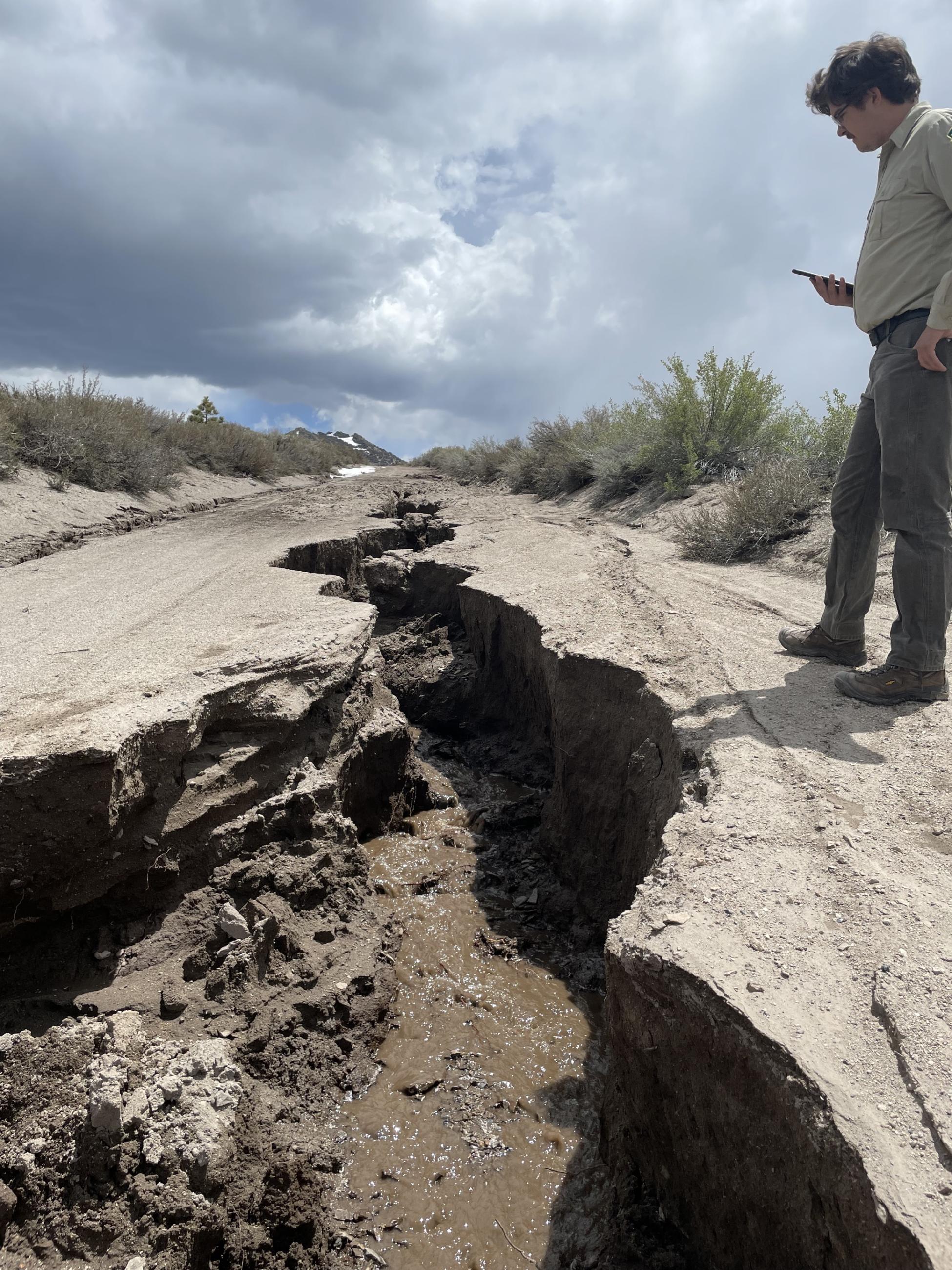 Image showing big washout on Forest Service Road 1N02 near Sagehen Meadow-Photo 3