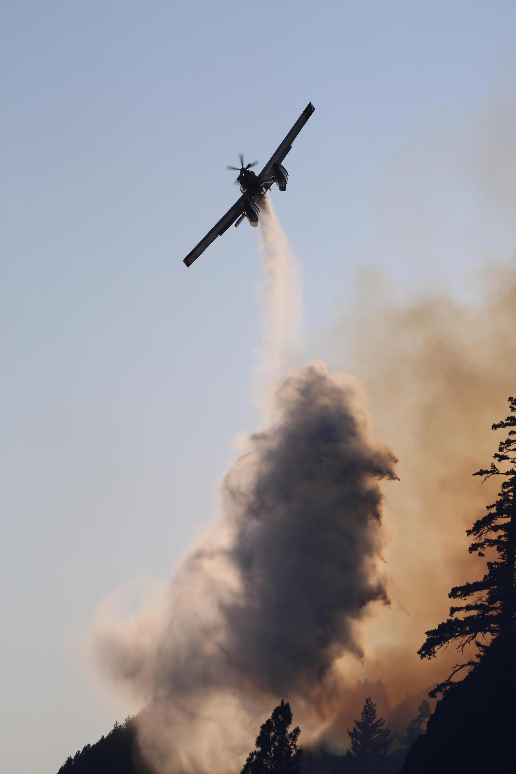 Aircraft drops water on the Tunnel Five Fire 07.02.23