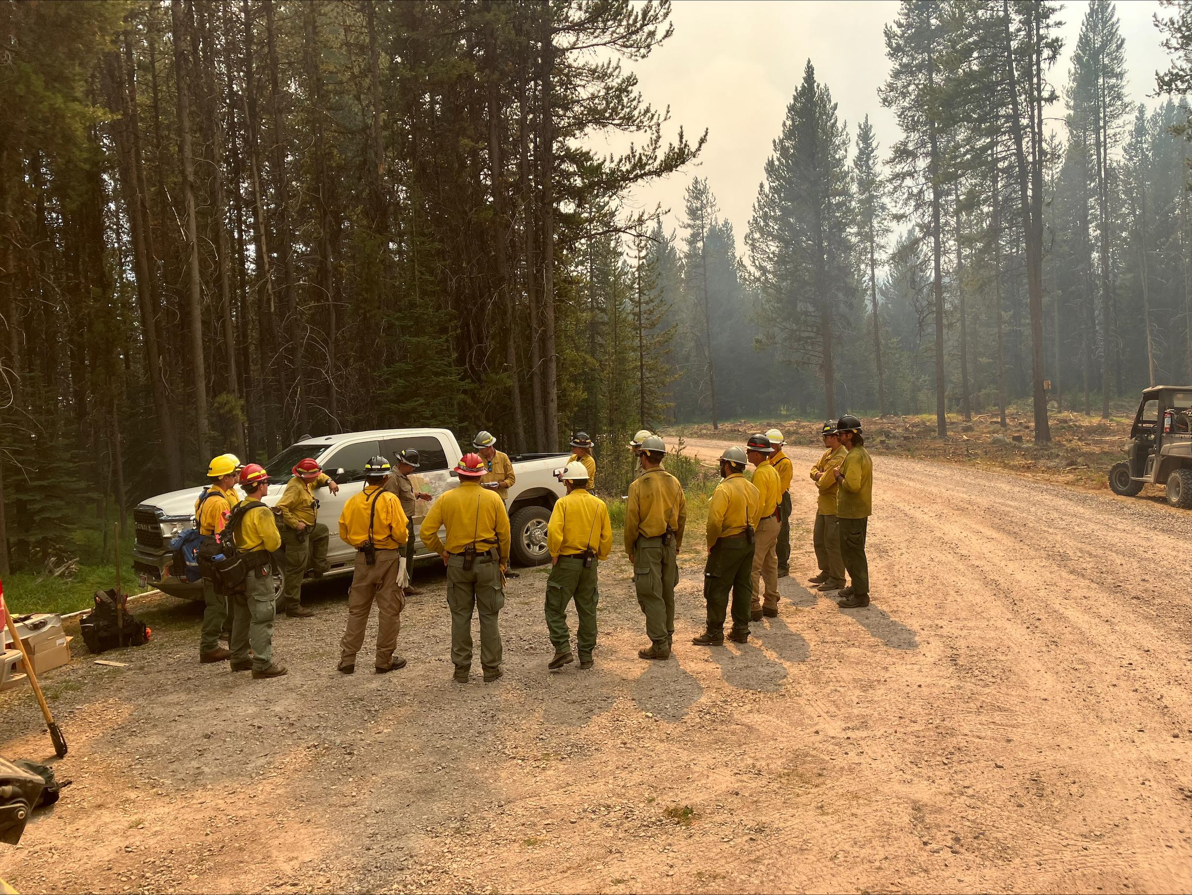 Fire Crews on the Bowles Creek Fire receive a briefing before heading to the fireline. Photo by Aaron Eversman_USFWS