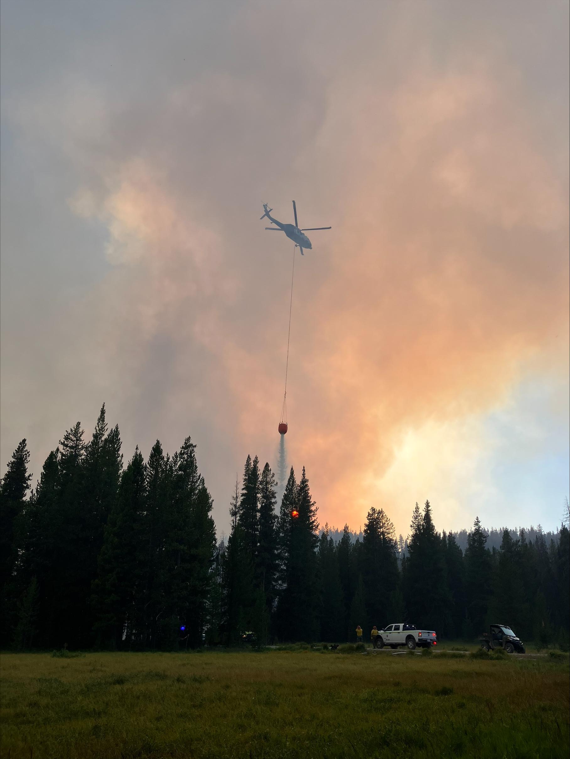 The helicopter heads back to drop water on the Bowles Creek Fire after dipping from a heliwell. Photo by Aaron Eversman_USFWS