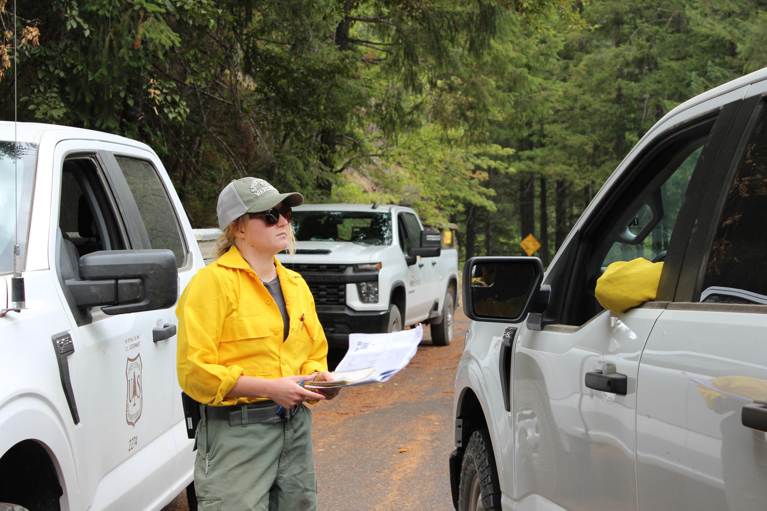 A Resource Advisor (READ) coordinates with field staff on the Chilcoot Fire on August 29, 2023