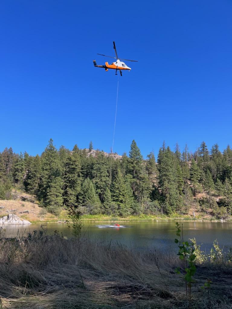 Picture of a Kmax helicopter dipping bucket from Rock Lake 