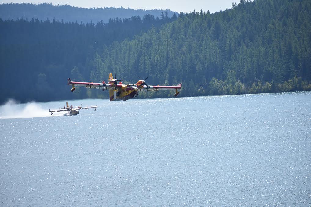 CL 415 Super Scoopers filling with water on the East Fork Fire