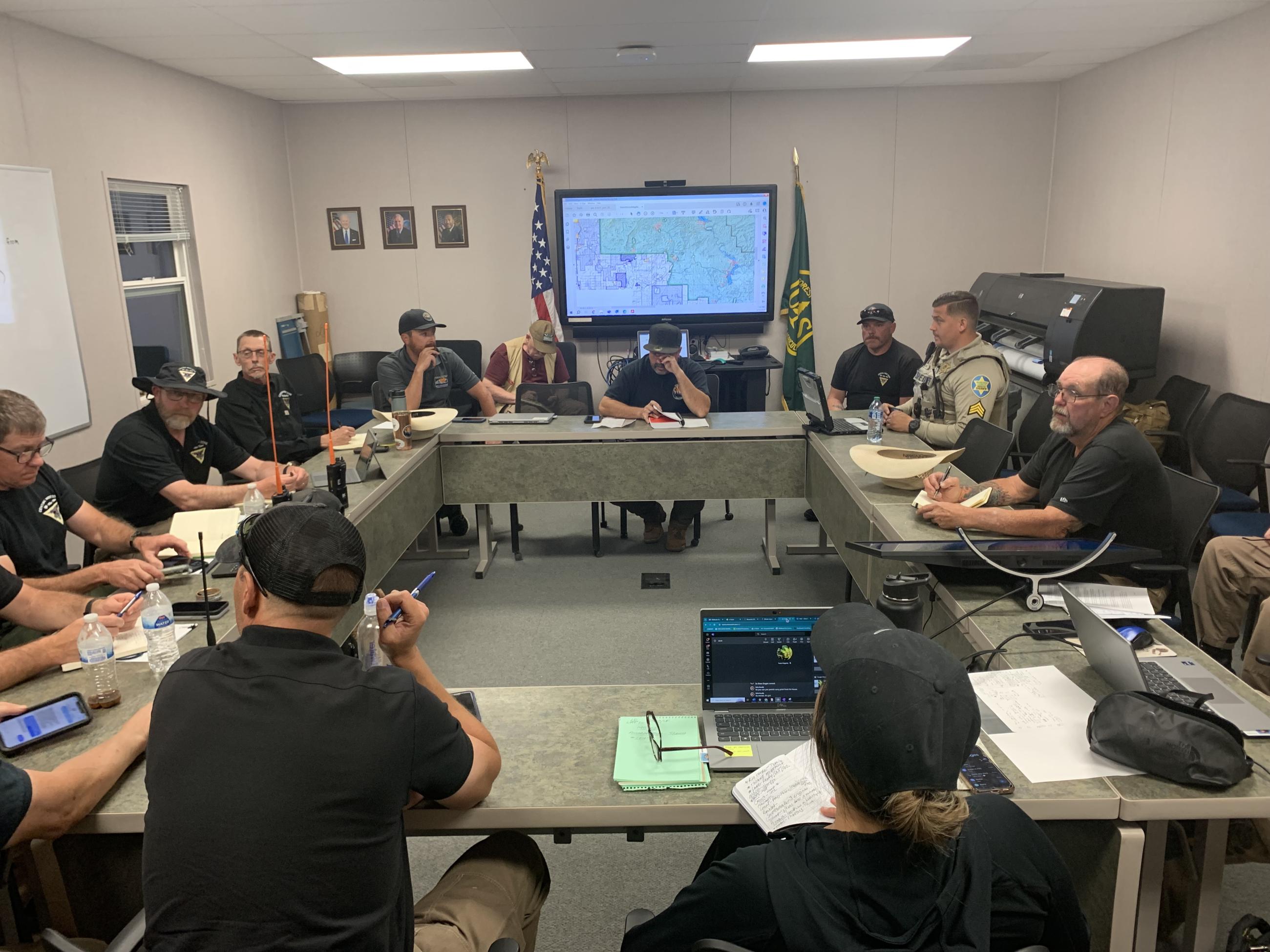 Incident Management Team receives briefing on the fire