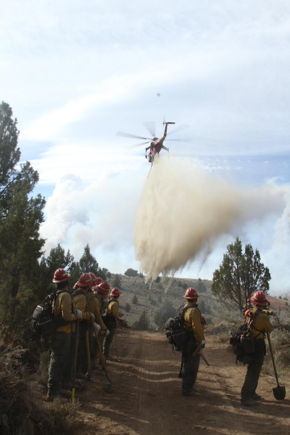 Sky Crane Supports Hand Crew on Div O, helicopter drops water near firefighters