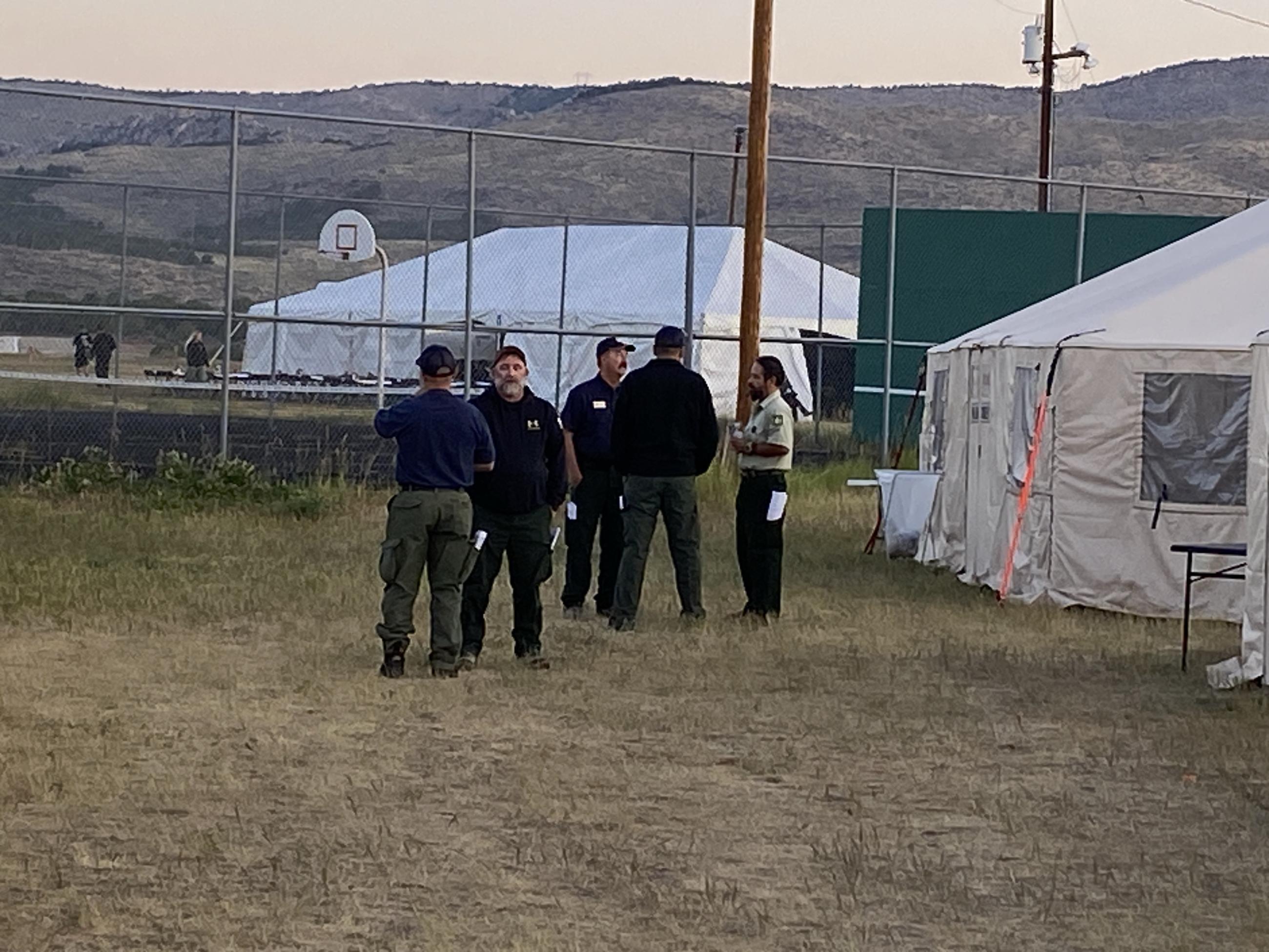 Incident Commander and Agency Administrators talk after morning briefing