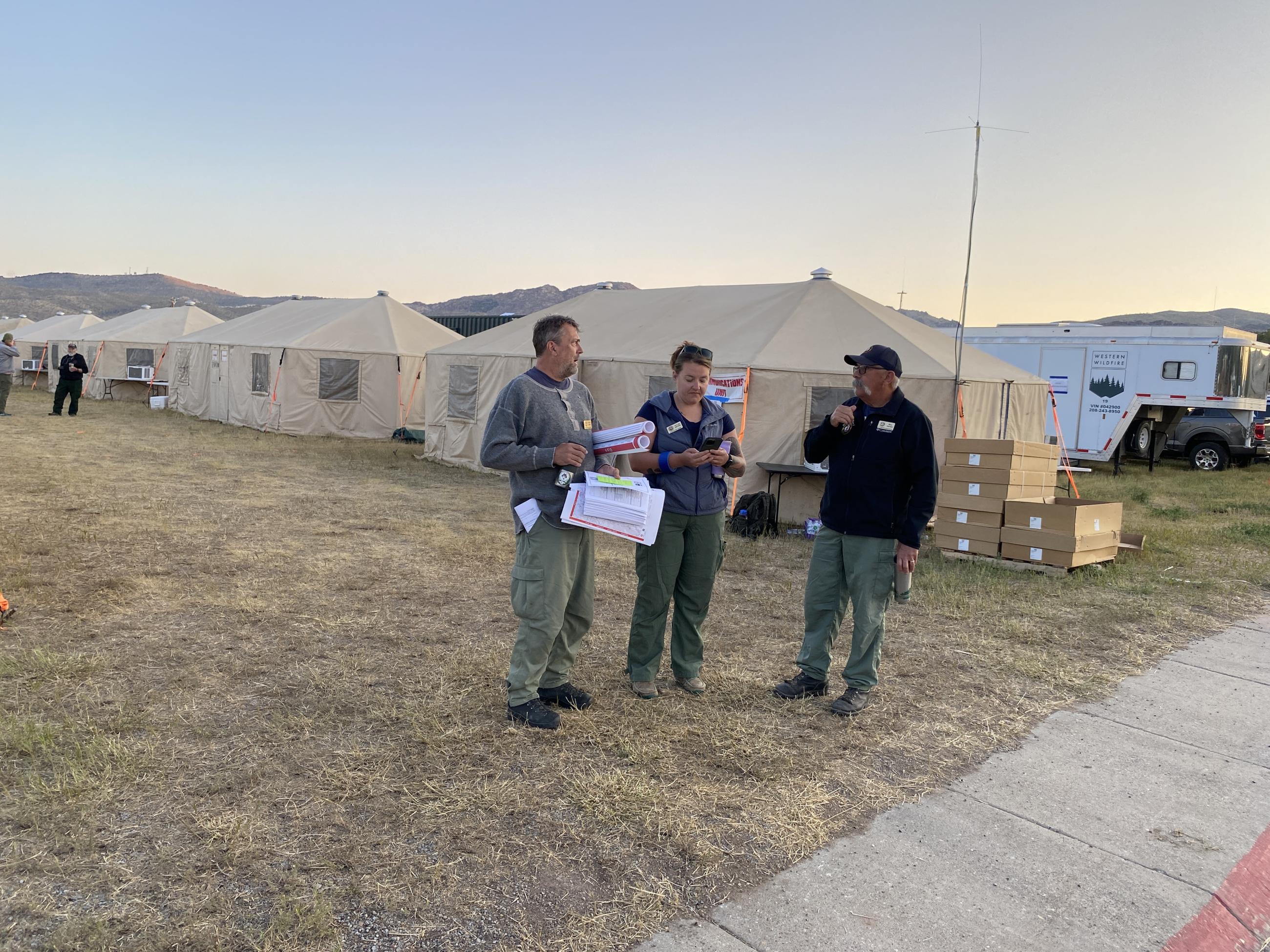 Unit leaders discussion concerning information on incident maps for firefighting resources.