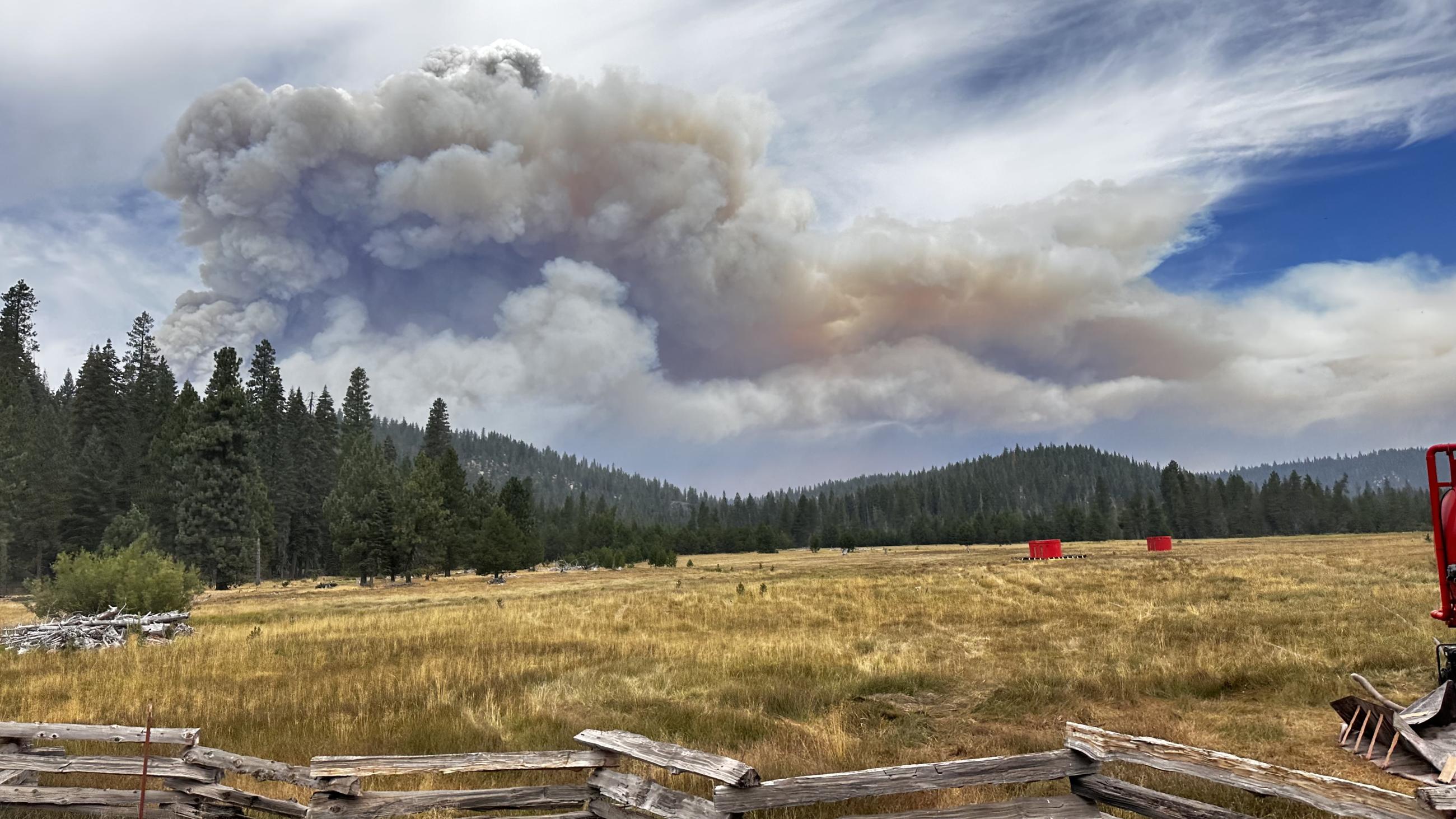 A large smoke cloud fills the sky from teh park fire 8-16-2024