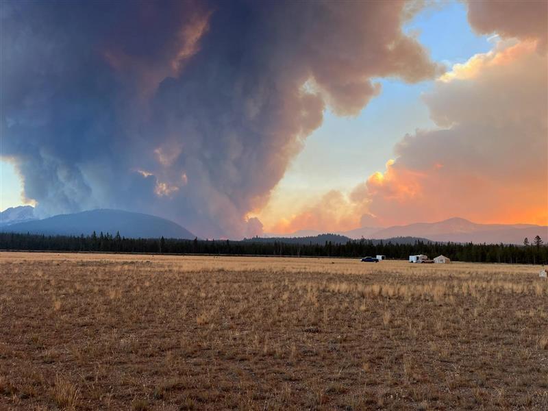 Large smoke columns rise from mountains, 8/22