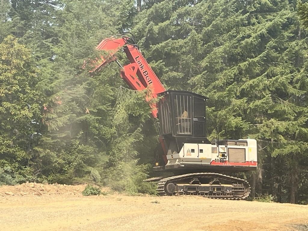 photo showing heavy equipment securing line