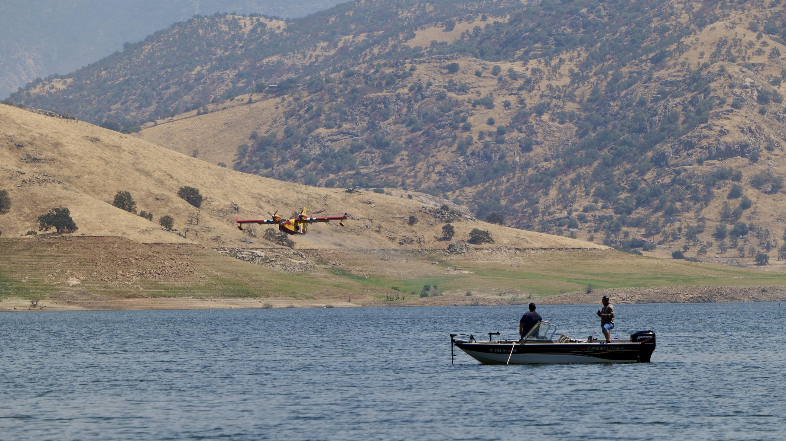 Super scooper aircraft on Lake Kaweah