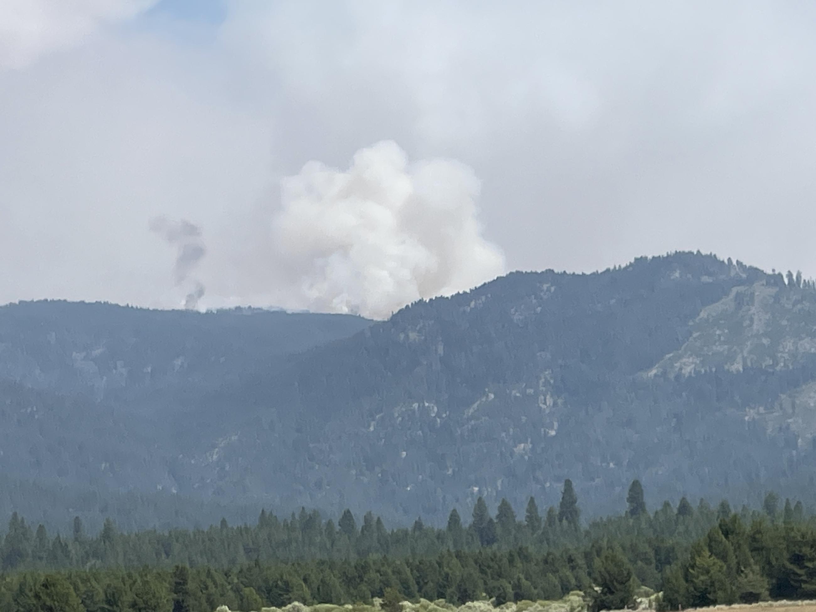 Smoke plume and spot plume rises over ridge