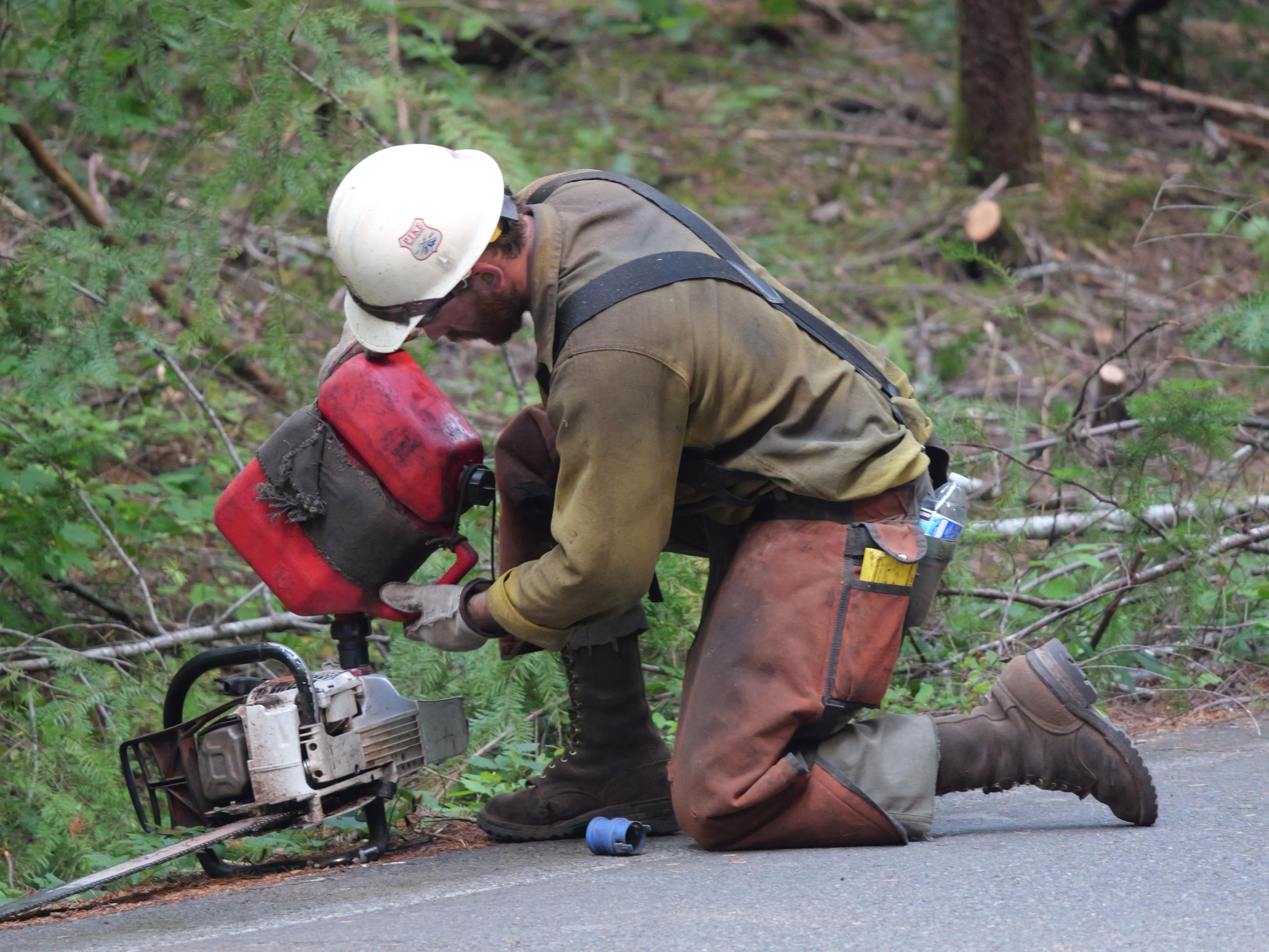 Pike Hot Shot refueling on the 208 Fire // Willamette South