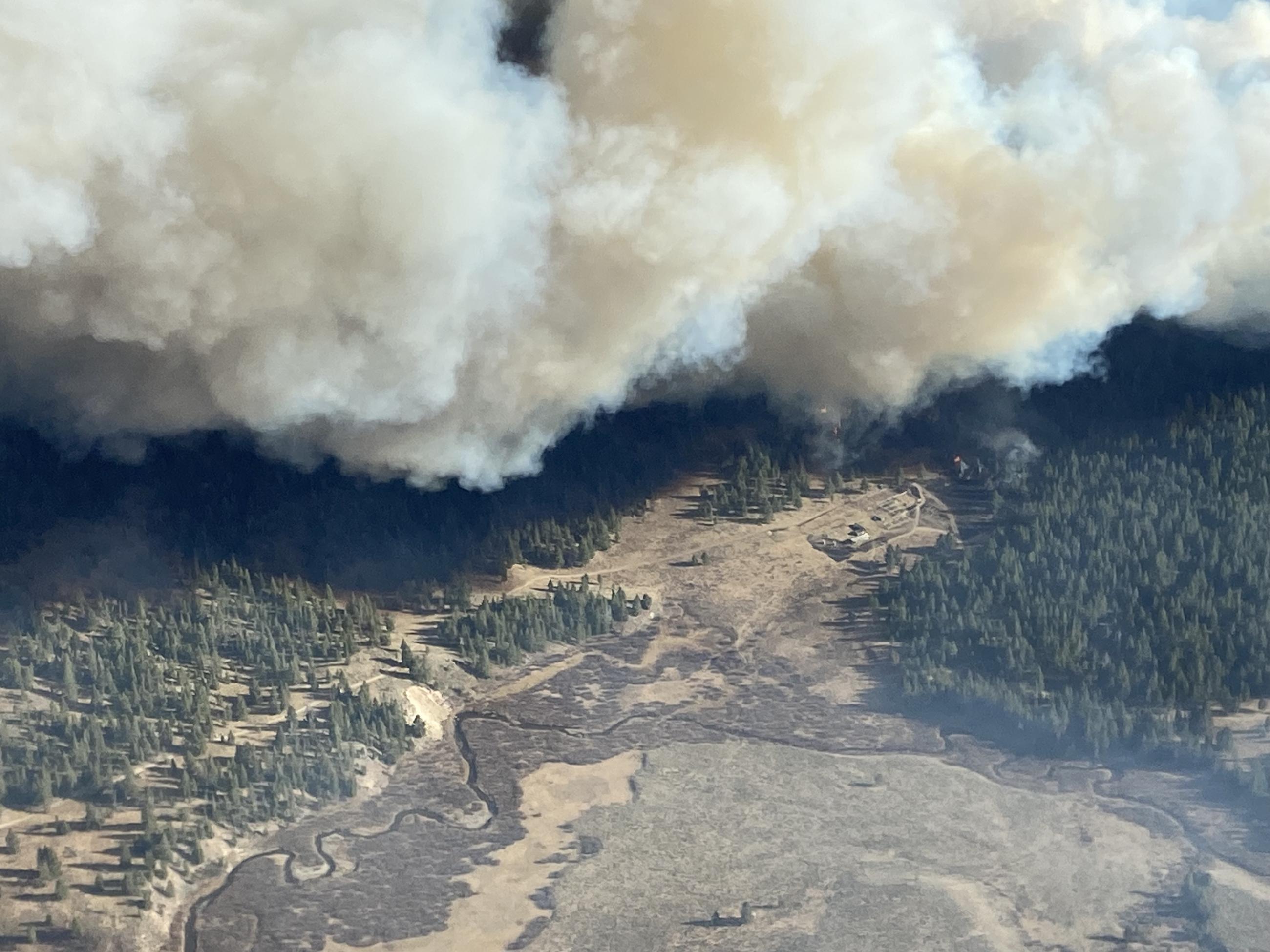 Aerial view of the Meridian fire and its large column.