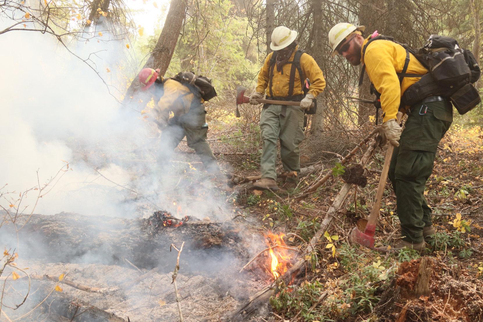 Torres Handcrew Digs Fireline on East Flank #4