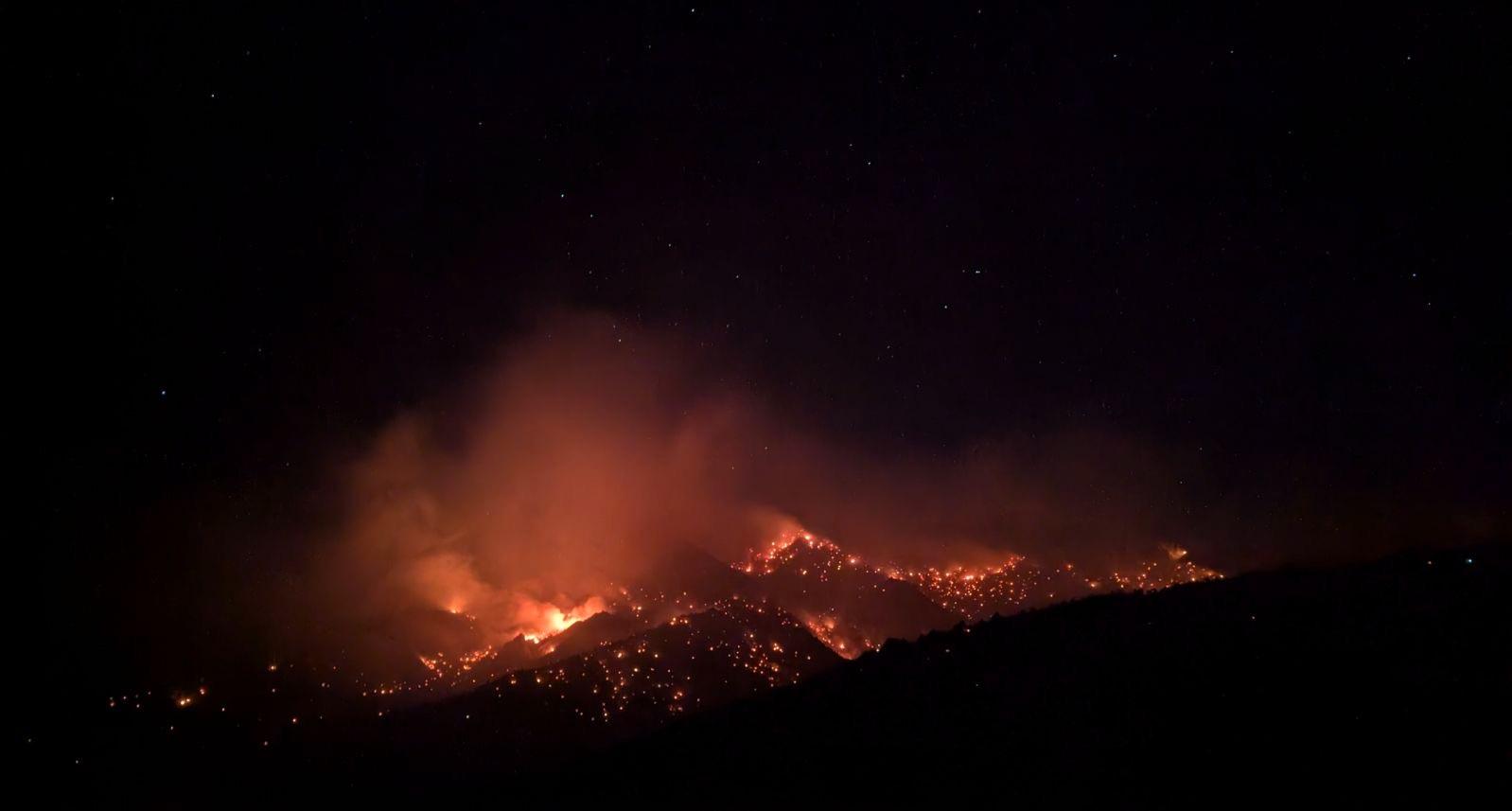 Picture of the Horseshoe fire at night time