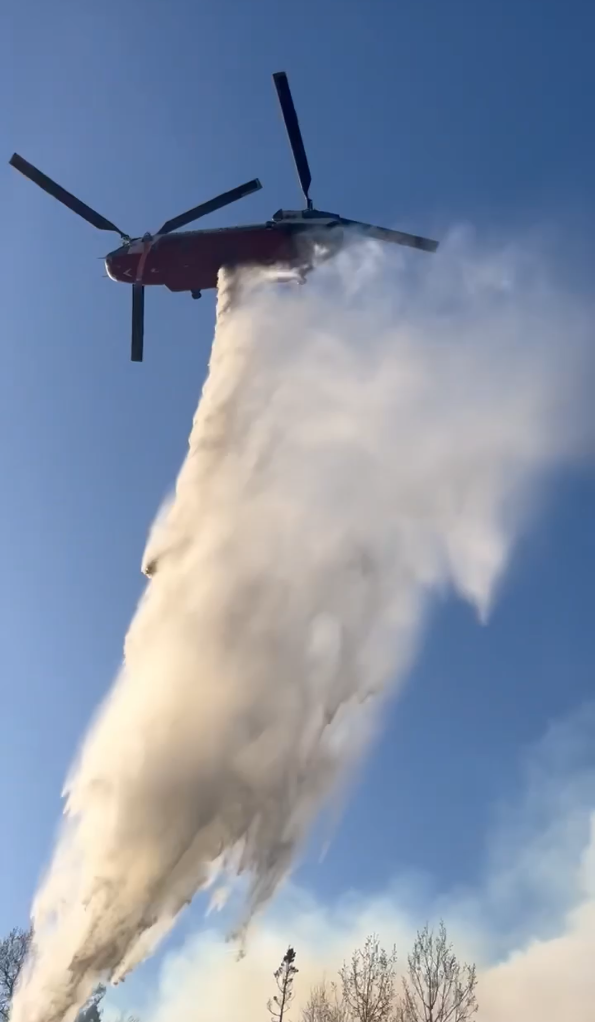 Twin rotor Chinook Helicopter dropping water on the Kenkins Creek Fire