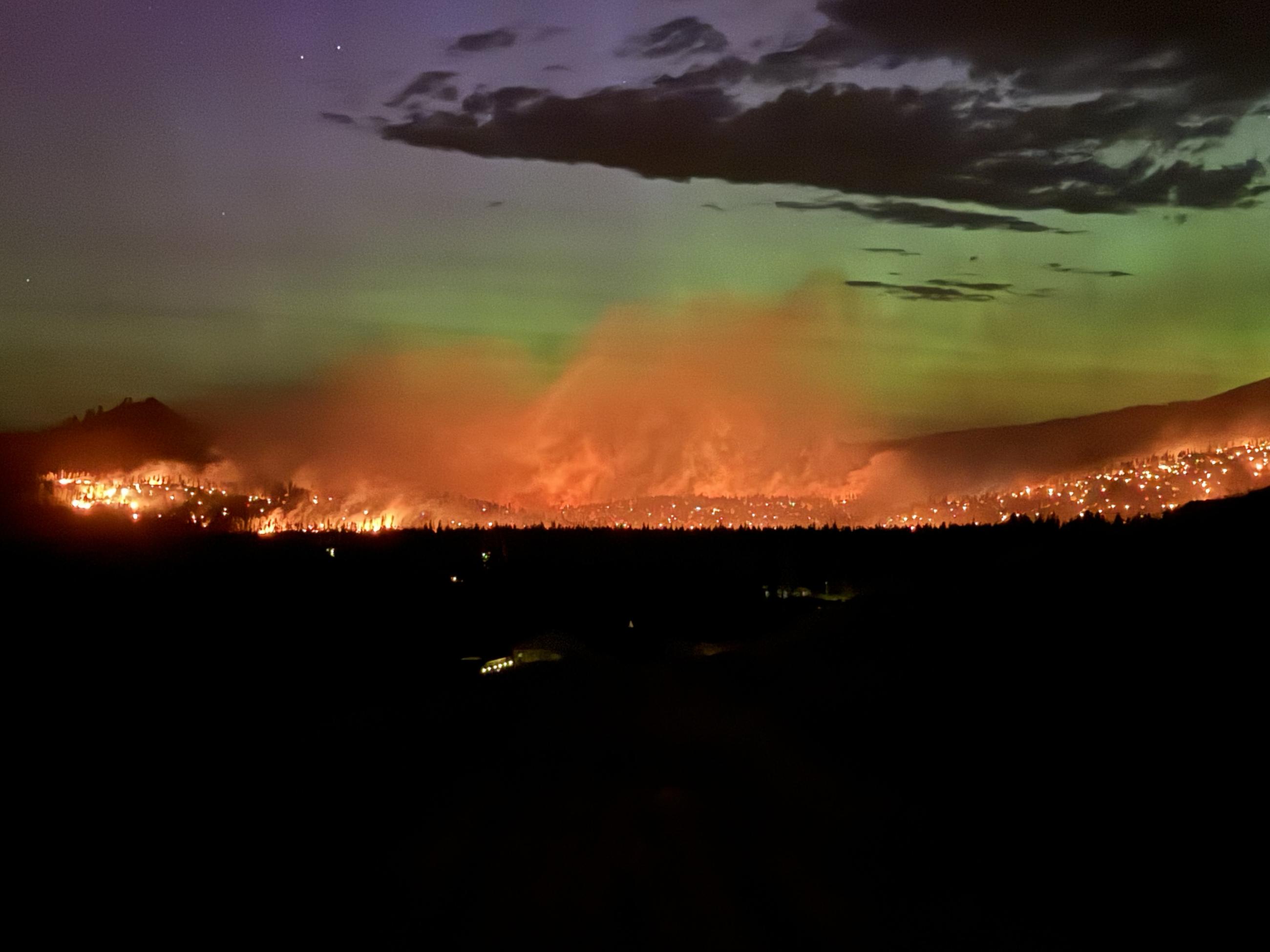 aurora over Banana Lake Fire on early 06/01/2025